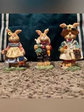 Set of 3 ResinRabbit Family Figurines Spring Farmhouse Decor